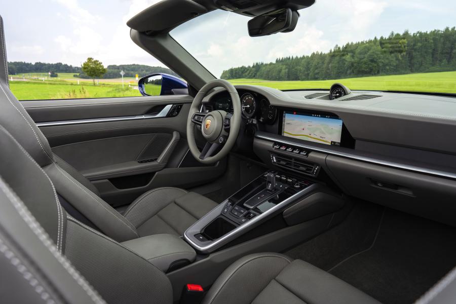Интерьер Porsche 911 Carrera Cabriolet (992) 2019 года  (WW) (фото 19 из 62)